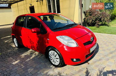 Хэтчбек Toyota Yaris 2011 в 