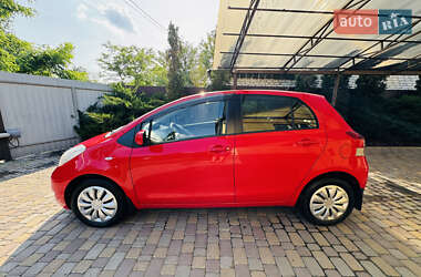 Хэтчбек Toyota Yaris 2011 в 