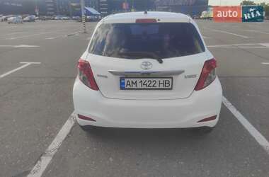 Хэтчбек Toyota Yaris 2013 в 