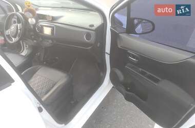 Хэтчбек Toyota Yaris 2013 в 