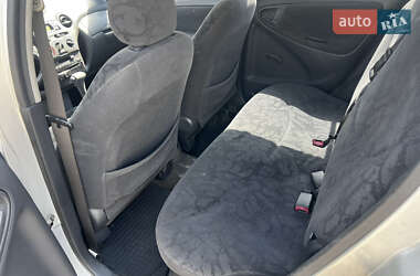 Хэтчбек Toyota Yaris 2001 в 