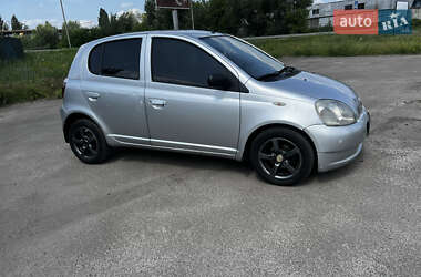 Хэтчбек Toyota Yaris 2001 в 