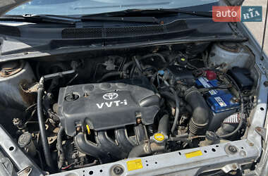 Хэтчбек Toyota Yaris 2001 в 