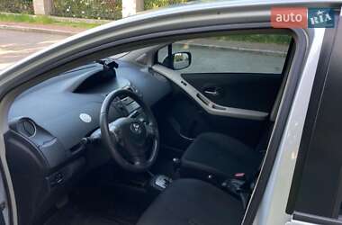 Хэтчбек Toyota Yaris 2011 в 