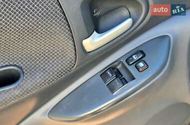 Хэтчбек Toyota Yaris 2004 в 