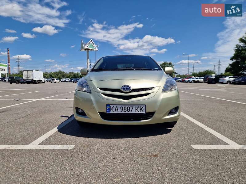 Седан Toyota Yaris 2007 в Києві
