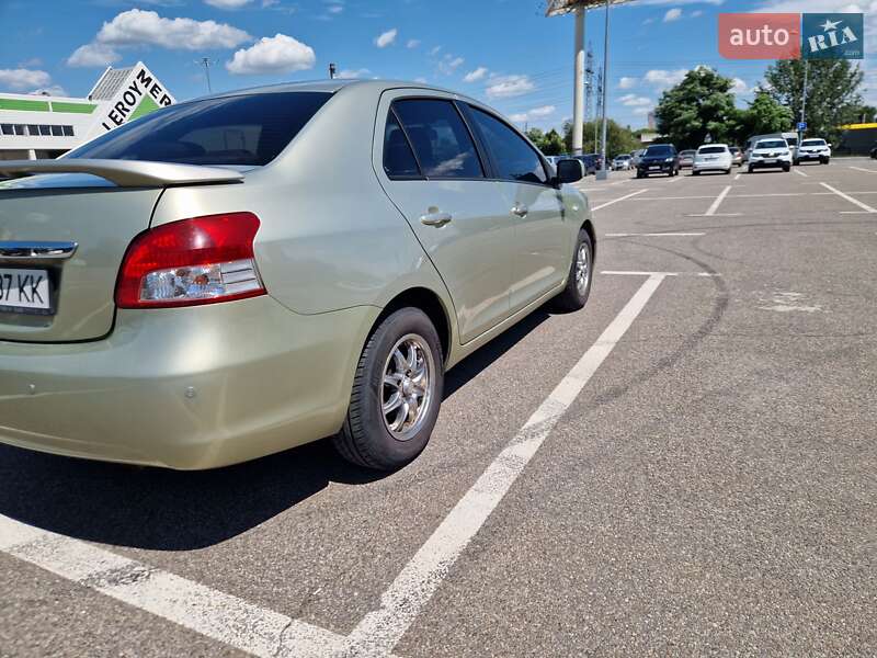 Седан Toyota Yaris 2007 в Києві