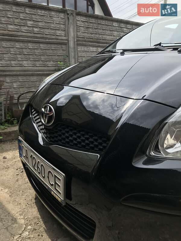 Хэтчбек Toyota Yaris 2011 в Умани