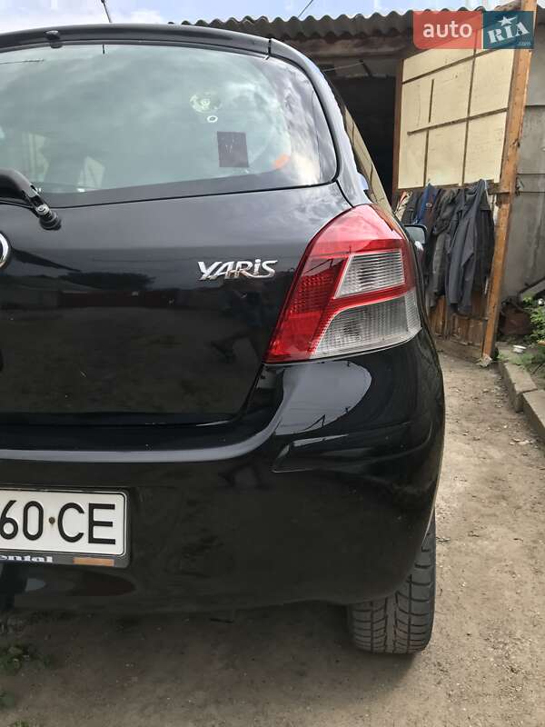 Хэтчбек Toyota Yaris 2011 в Умани