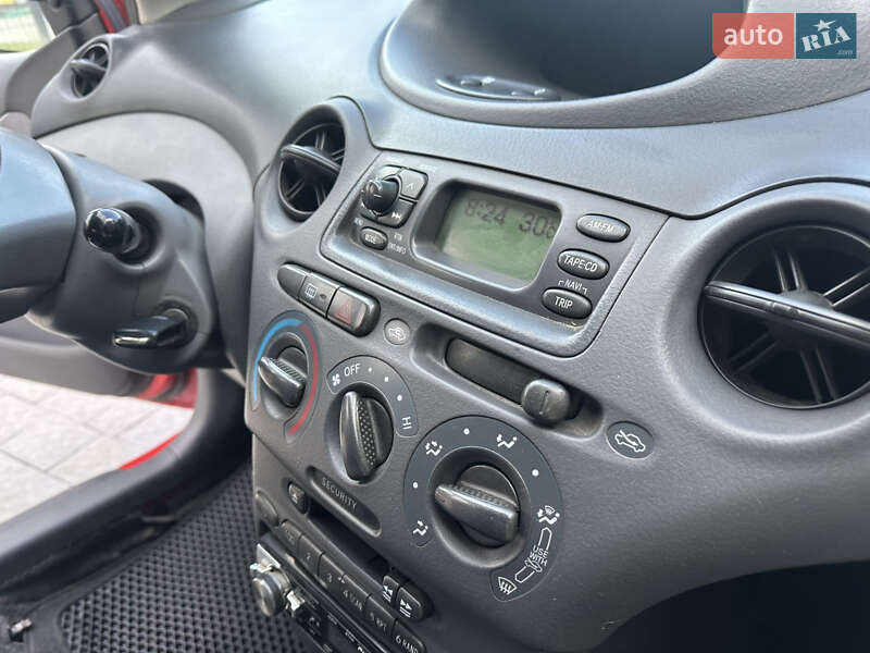 Хэтчбек Toyota Yaris 2000 в Львове