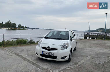 Седан Toyota Yaris 2010 в Обухове