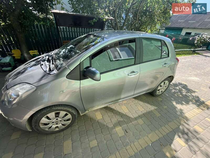 Хэтчбек Toyota Yaris 2006 в Стрые