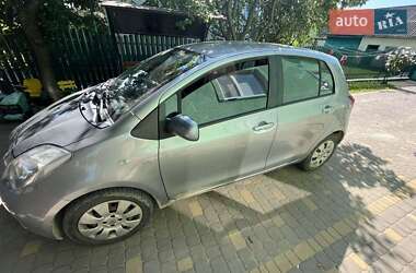 Хэтчбек Toyota Yaris 2006 в 