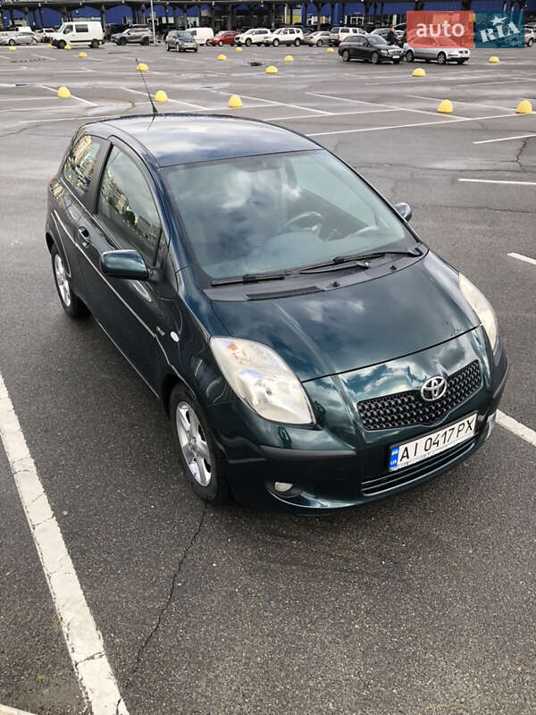 Хэтчбек Toyota Yaris 2006 в 