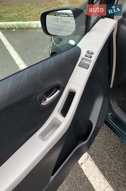 Хэтчбек Toyota Yaris 2006 в 
