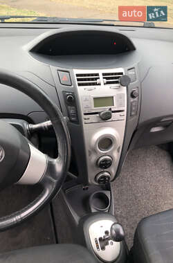 Хэтчбек Toyota Yaris 2006 в 