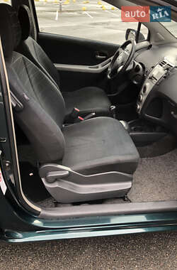 Хэтчбек Toyota Yaris 2006 в 