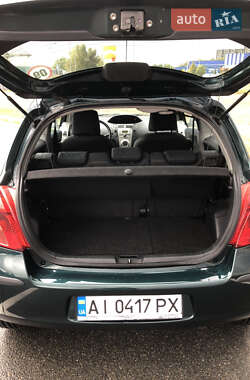 Хэтчбек Toyota Yaris 2006 в 