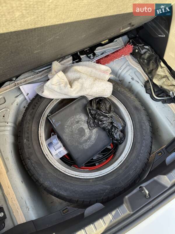 Хэтчбек Toyota Yaris 2015 в Киеве фото 12 Хэтчбек Toyota Yaris 2015 в Киеве