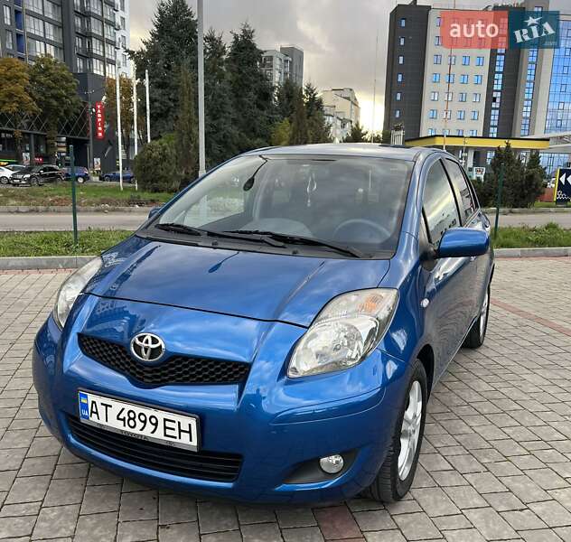 Хэтчбек Toyota Yaris 2011 в 