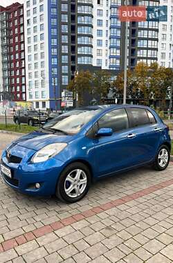Хэтчбек Toyota Yaris 2011 в 