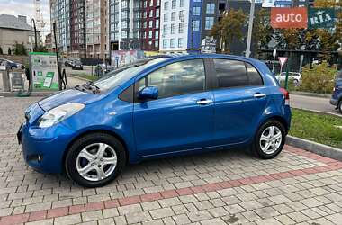 Хэтчбек Toyota Yaris 2011 в 