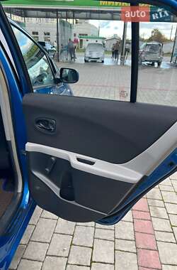 Хэтчбек Toyota Yaris 2011 в 