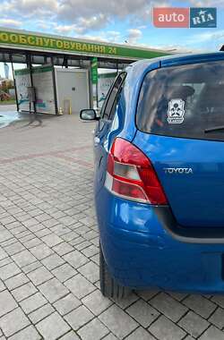 Хэтчбек Toyota Yaris 2011 в 