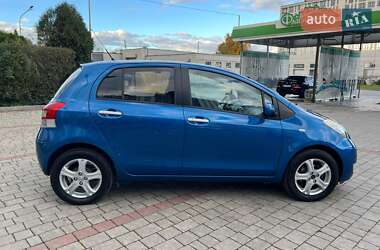 Хэтчбек Toyota Yaris 2011 в 