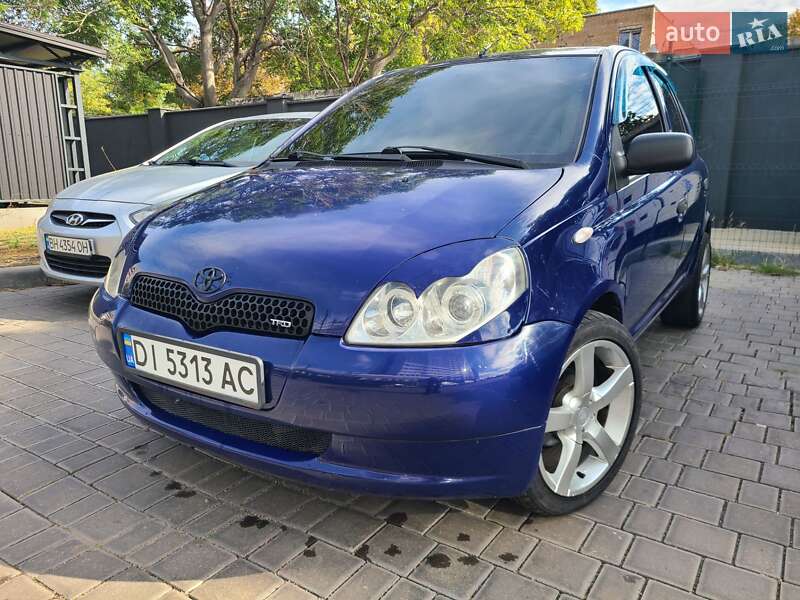 Хэтчбек Toyota Yaris 1999 в 