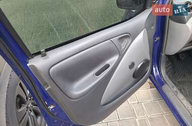 Хэтчбек Toyota Yaris 1999 в 