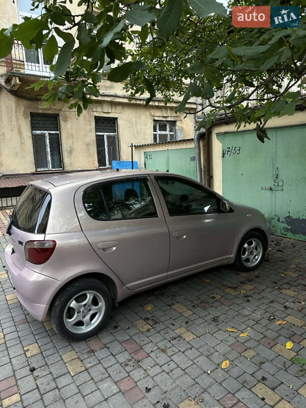 Хетчбек Toyota Yaris 2001 в 
