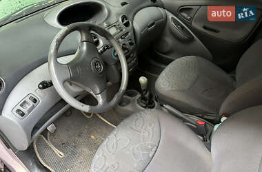 Хетчбек Toyota Yaris 2001 в 
