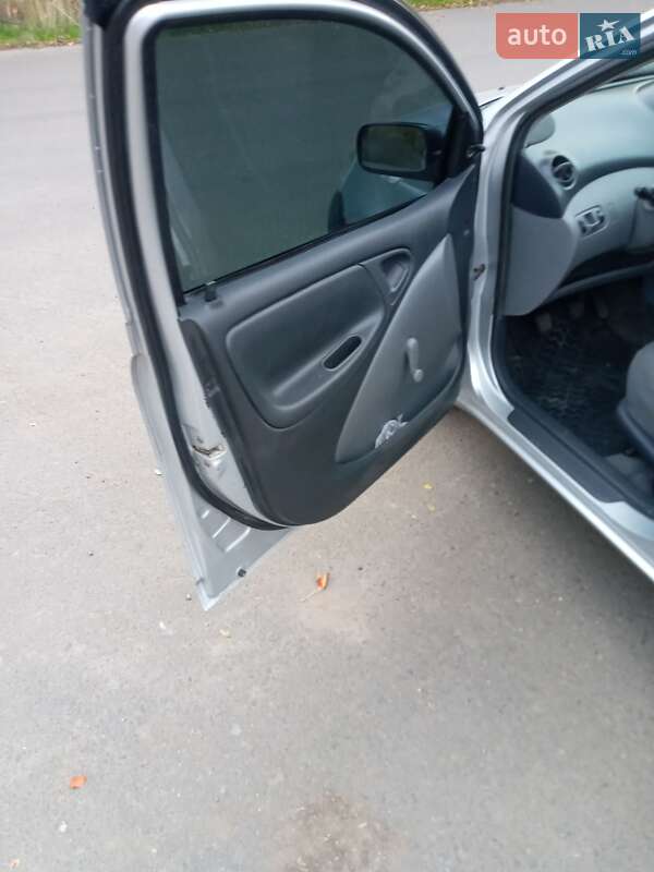 Хетчбек Toyota Yaris 2000 в Одесі