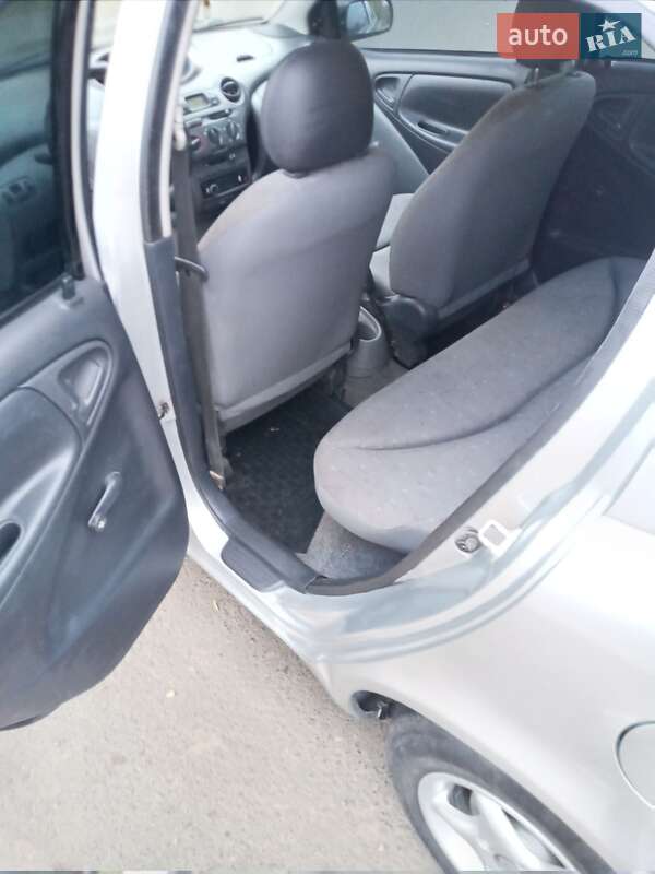 Хетчбек Toyota Yaris 2000 в Одесі