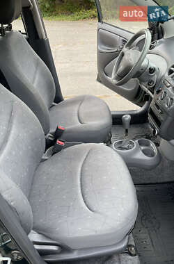 Хэтчбек Toyota Yaris 1999 в 