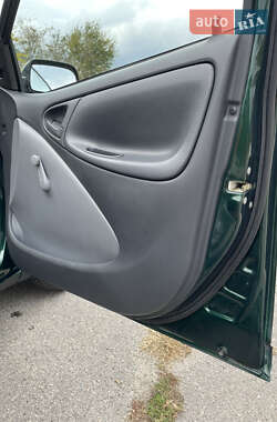 Хэтчбек Toyota Yaris 1999 в 