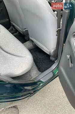 Хэтчбек Toyota Yaris 1999 в 