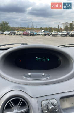 Хэтчбек Toyota Yaris 1999 в 