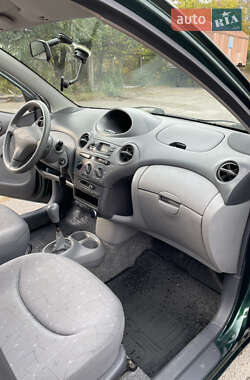 Хэтчбек Toyota Yaris 1999 в 
