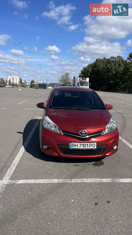 Хэтчбек Toyota Yaris 2012 в 