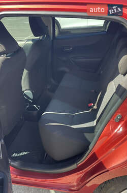 Хэтчбек Toyota Yaris 2012 в 