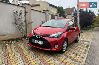 Хэтчбек Toyota Yaris 2015 в 