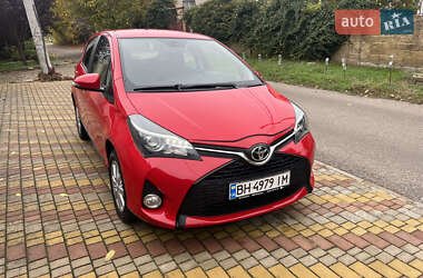Хэтчбек Toyota Yaris 2015 в 