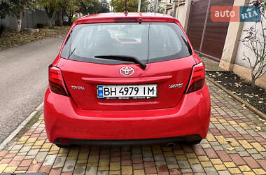 Хэтчбек Toyota Yaris 2015 в 