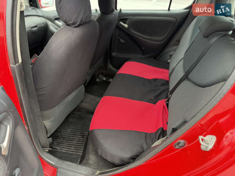 Хэтчбек Toyota Yaris 2003 в Звягеле