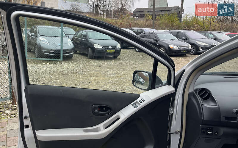 Хетчбек Toyota Yaris 2011 в Мукачевому