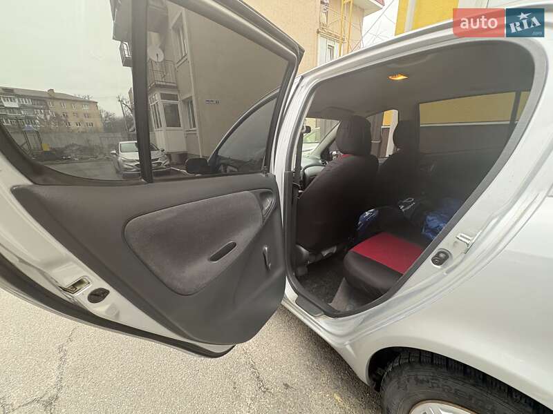 Хэтчбек Toyota Yaris 2002 в Ирпене