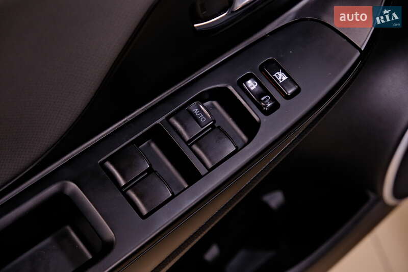 Хэтчбек Toyota Yaris 2015 в Одессе