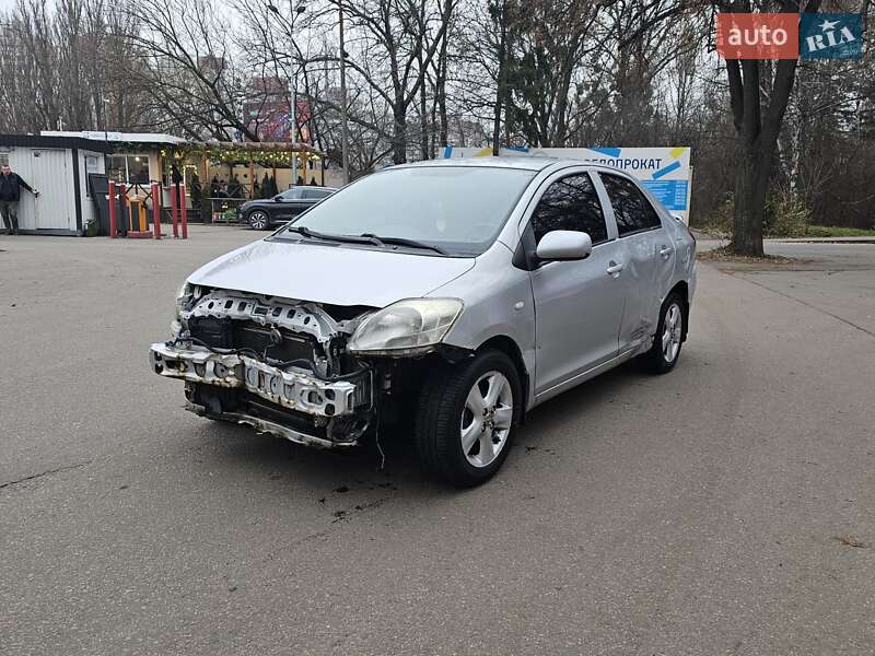 Седан Toyota Yaris 2007 в Киеве